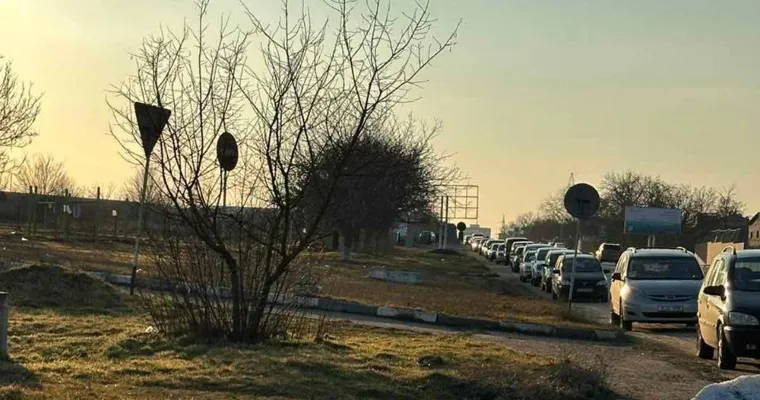 Șoferii au făcut cozi la benzinăriile din Moldova