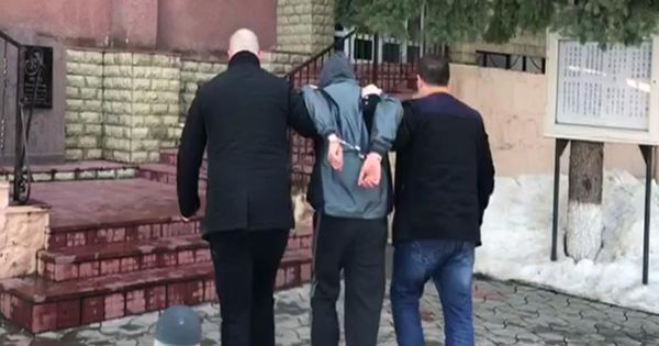 A comis furturi în spitalele din Capitală. Tânărul, încătușat