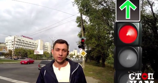 Подобные зеленые стрелки устанавливаются на Т-образных перекрестках.