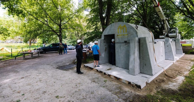 В Таллинне появилось первое модульное укрытие на случай воздушной угрозы.