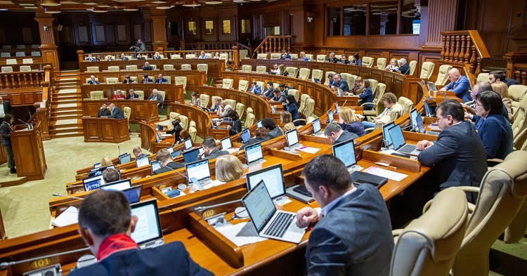 Постоянное бюро и парламент Молдовы проведут заседания на каникулах.