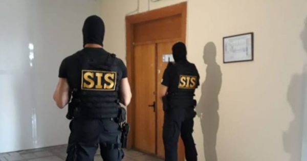 Задержанный сотрудник Налоговой службы подозревается в получении крупной взятки.