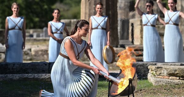 В Древней Олимпии зажгли огонь зимних Олимпийских игр в Пекине.
