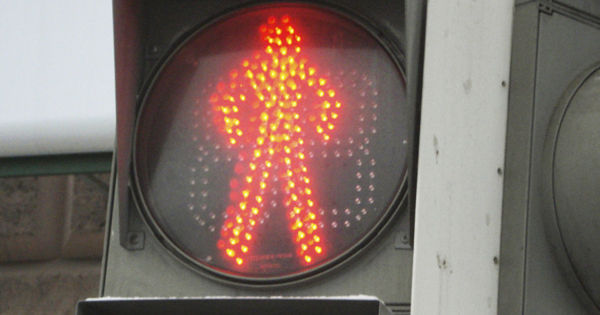 В Китае придумали светофоры для любителей уткнуться в телефон.