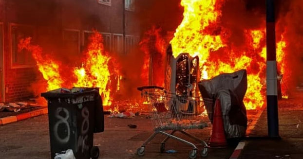 Revolte în capitala Irlandei de Nord în urma atacului unui migrant înarmat cu un cuțit.