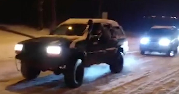 Comunitatea Off-Road a ajutat şoferii rămaşi blocaţi în trafic