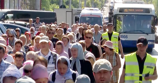 Крестный ход в столице: верующие молятся о дожде и мире.