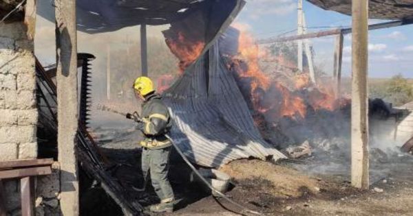 В Фалештском районе загорелся склад с кормом для животных.
