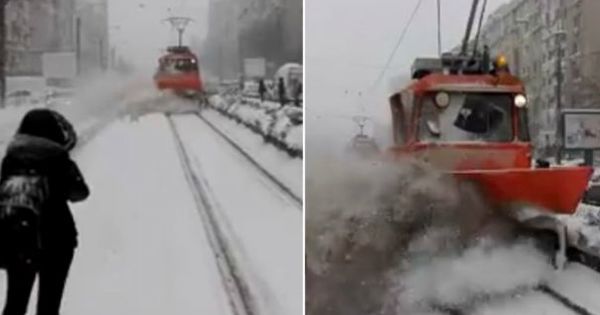 Un pieton, îngropat în zăpadă de o mașină care curăță drumurile