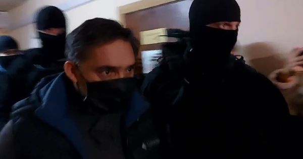 Александр Стояногло доставлен под конвоем в суд сектора Чеканы.
