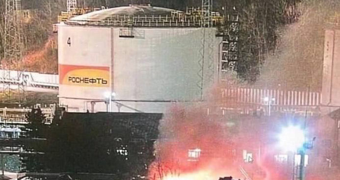 В Туапсе произошел пожар на нефтебазе «Роснефти» после атаки беспилотников.