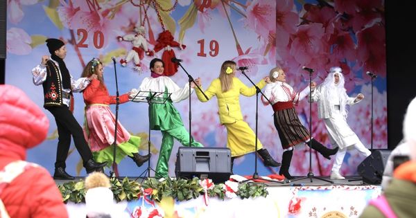 Праздничное настроение создавали популярные артисты, исполнившие как молдавские, так и русские хиты. 