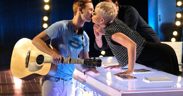 Katy Perry a sărutat un adolescent la American Idol. 