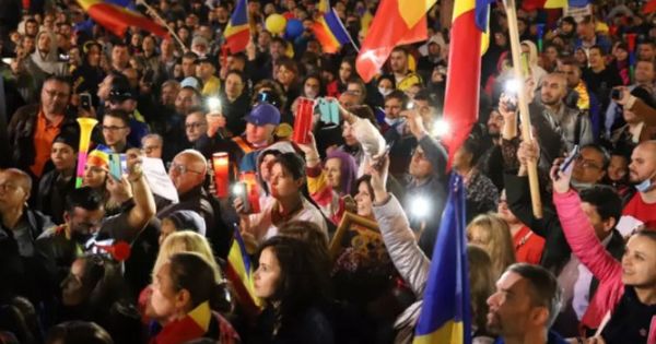 В Бухаресте сотни человек протестовали против ограничений из-за ковида.