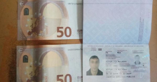 Гражданин Молдовы попытался решить вопрос в свою пользу, предложив пограничникам взятку в размере 100 евро.