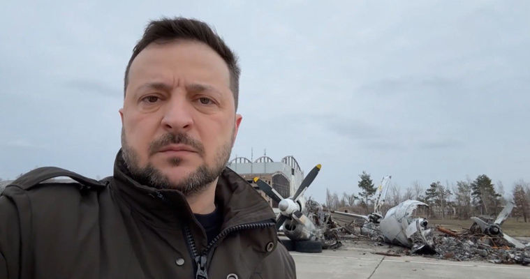 Владимир Зеленский записал обращение на аэродроме Гостомель.