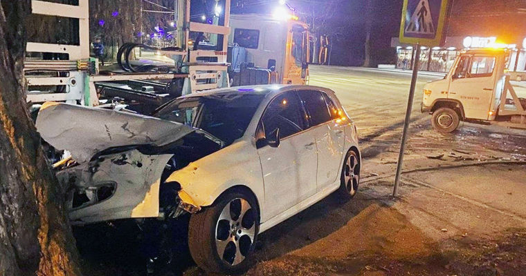 В Кишиневе водитель не справился с управлением и врезался в дерево.