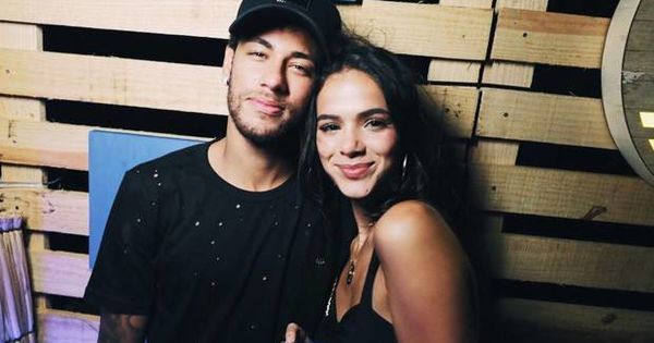Starul brazilian Neymar se va căsători cu Bruna Marquezine.