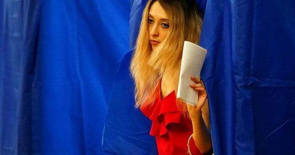 Женщина притворилась мертвой во время выборов в Раду Украины.
