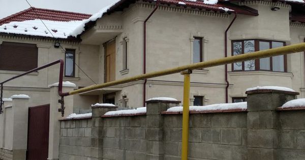 Строительство роскошного особняка Виолетты Ивановой подходит к концу.