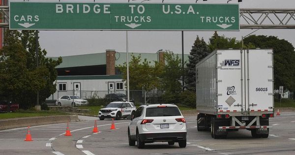 США открывают границы с Канадой и Мексикой.