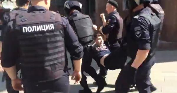 Полиция задержала 140 человек около мэрии Москвы.