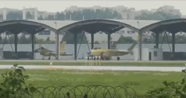 Новейший истребитель Китая попал на видео.