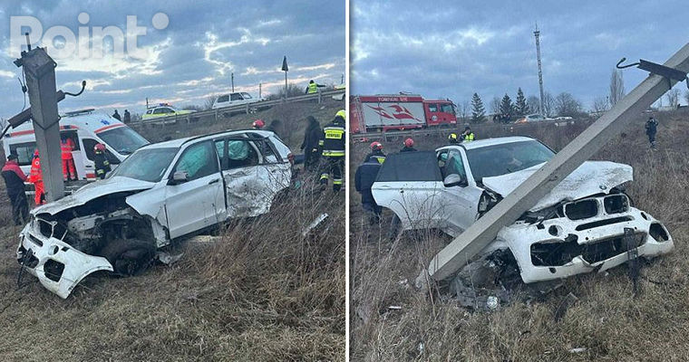 В Сороках пьяный водитель BMW врезался в столб: два человека пострадали.