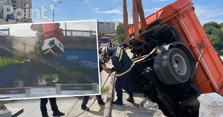 Momentul în care autospecială a căzut de pe pod și a atârnat de balustradă.