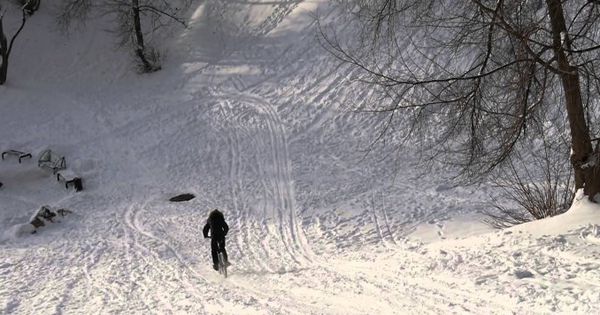 Молодежь накануне вечером устроила экстремальное катание со снежной горки.
