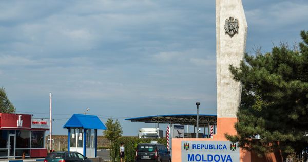 Прибыв в пункты пропуска, проявите понимание, терпение и дисциплину.
