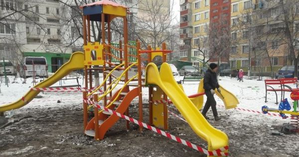 Un copil s-a strangulat accidental la terenul de joacă