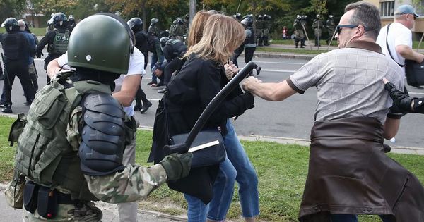 В Белоруссии задержали более 400 участников протеста. Фото: dw.com.