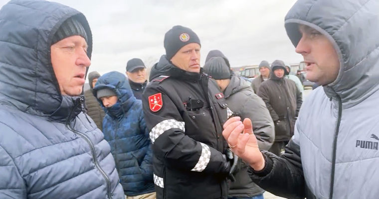 На КПП в Леушенах поспорили водители и фермеры: вмешалась полиция.