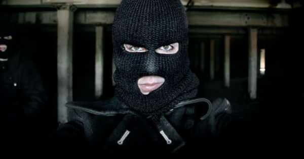 В селе Коржеуцы воры вытащили из дома сейф с драгоценностями.