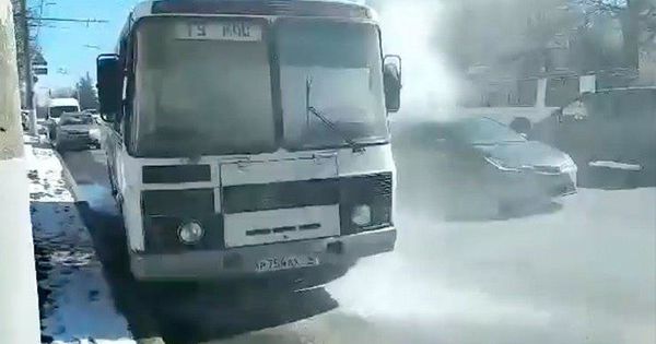 Tragedie evitată: Un autobuz cu jurnaliști, cuprins de flăcări și fum