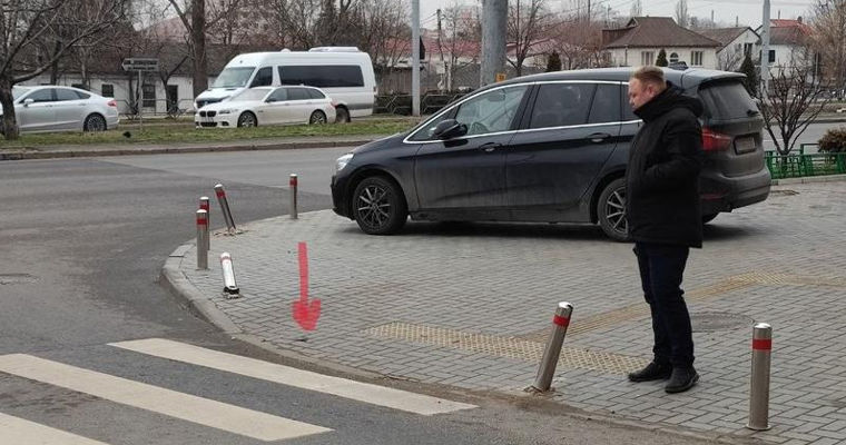 Столичные власти просят полицию штрафовать водителей за незаконную парковку.