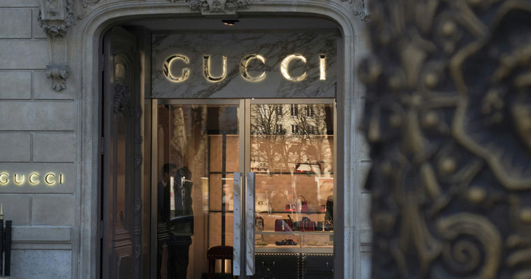 Hackerii au furat datele clienților Gucci și Balenciaga.