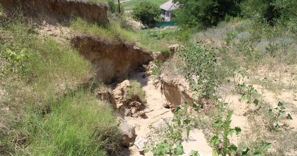 В селе Чишмикиой после дождей дорога стала оврагом.