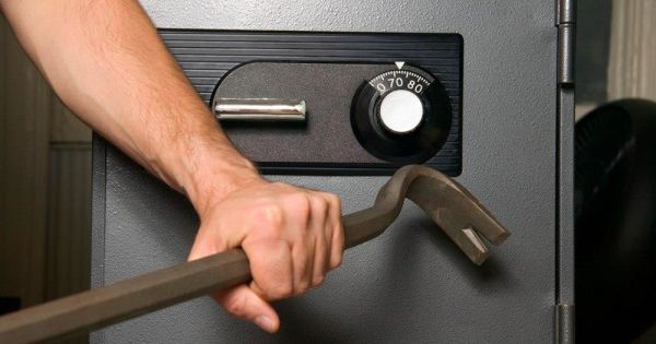 Внимание грабителей привлек сейф, который они выволокли на улицу.