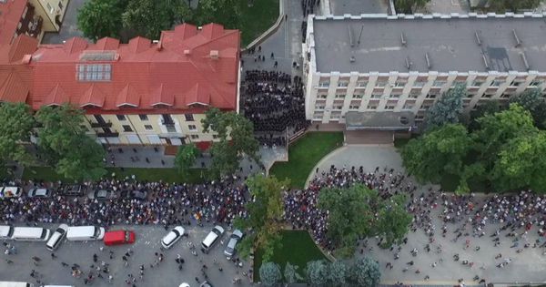 Воскресный марш протестующих сняли на видео с дрона.