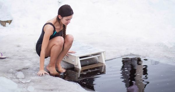 Ученые  выяснили причину интереса людей к моржеванию.