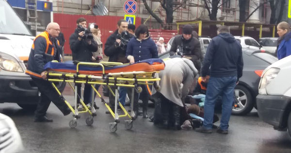 O femeie a fost lovită de un microbuz în timp ce traversa strada neregulamentar. 