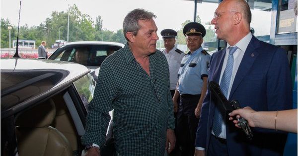 Филип призвал своих коллег выйти из кабинетов и разговаривать с людьми.