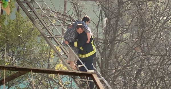 Эвакуированная при пожаре на Рышкановке женщина доставлена в больницу. Фото: jurnal.md