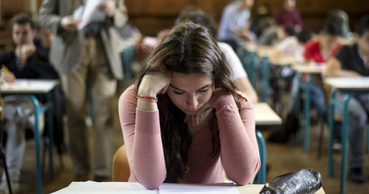 O studentă din Tiraspol riscă dosar penal și exmatricularea pentru agresarea unui profesor.