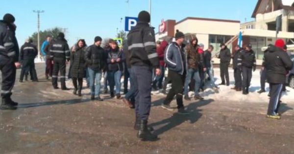 Locuitorii din Sculeni care fac naveta în România, a protest. Foto Canal2