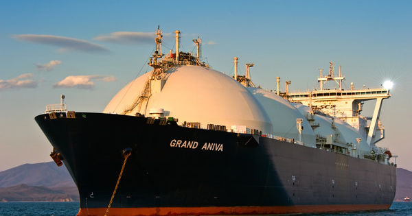 Судно-газовоз с американским сжиженным газом.
