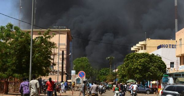 Atentat terorist la ambasada Franței dintr-un stat din Africa. 30 de morți și zeci de răniți.