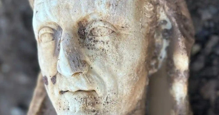 В Италии во время ремонта канализации нашли древнеримскую статую Геркулеса.